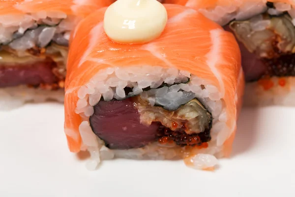 Uramaki involtini di salmone con capesante . — Foto Stock