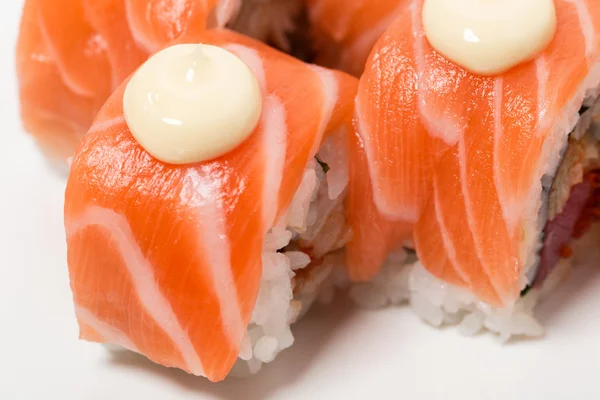 Uramaki involtini di salmone con capesante . — Foto Stock