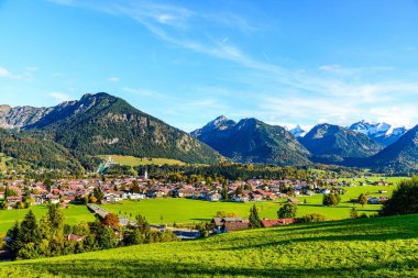 Allgau 'daki Obersdorf' ta panorama manzarası. Nebelhorn mouintain, Bavyera, Bayern, Almanya. Büyük (Gross) Klottenkopf, Tyrol, Avusturya 'daki Alp Dağları