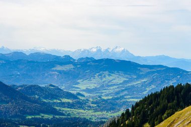 Santis Dağı 'ndaki Hochgrat Dağı' ndan (Bavyera, Bayern, Almanya), Appenzell, St. Gallen, İsviçre 'deki dağlardan manzara. İyi yürüyüşler..
