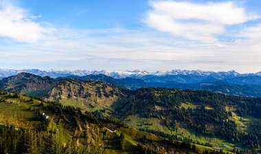 Oberstaufen yakınlarındaki Hochgrat Dağı 'ndan (Bavyera, Bayern, Almanya) Tyrol, Vorarlberg' deki Alp Dağları 'nın manzarası. Hochvogel, büyük, Grosser Klottenkopf, Avusturya. İyi yürüyüşler..
