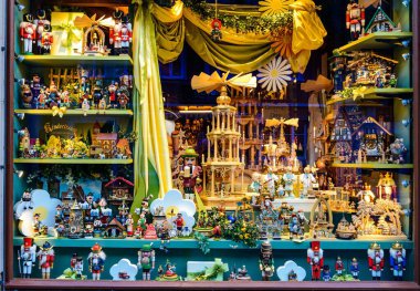 12. okt 2020: Sonbaharda renkli ağaçlarla Rothenburg ob der Tauber 'den görüntü. Bavyera, Bayern, Almanya. Noel Mağazası penceresi