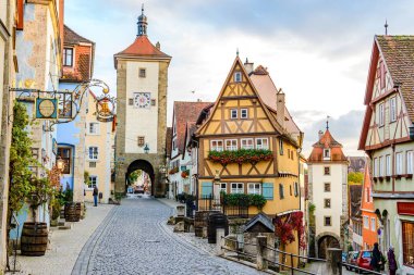 12 akt 2020: Sonbaharda Rothenburg ob der Tauber. Bavyera, Bayern, Almanya. Şehir kapısı, Plohlein. Yarım keresteli evler.