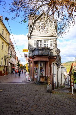 24 Ekim 2020: Weinheim, Baden-Wurttemberg, Odenwald, Almanya. İlginç küçük bir ev.