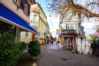 24 Ekim 2020: Weinheim, Baden-Wurttemberg, Odenwald, Almanya. İlginç küçük bir ev.