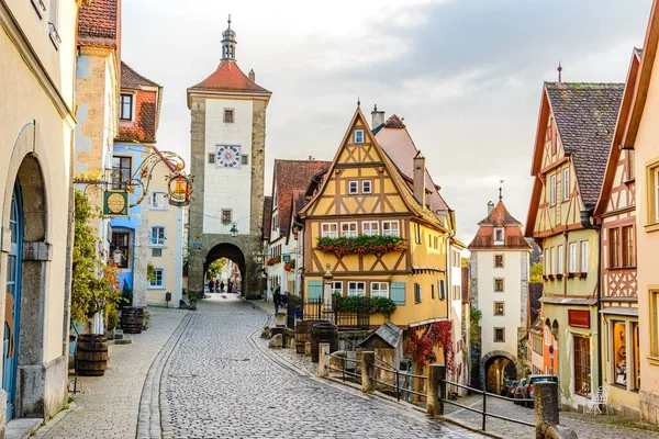 12 akt 2020: Sonbaharda Rothenburg ob der Tauber. Bavyera, Bayern, Almanya. Şehir kapısı, Plohlein. Yarım keresteli evler.