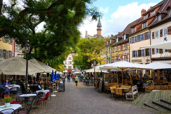 24 Ekim 2020: Weinheim, Baden-Wurttemberg, Odenwald, Almanya. Pazar yeri, eski belediye binası, peaple, restoranlar