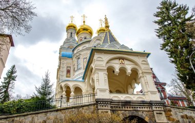 8 Nisan 2017: Karlovy Vary, Çek Cumhuriyeti. Gökyüzü bulutlu Ortodoks Kilisesi.
