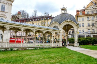 8 Nisan 2017: Karlovy Vary, Çek Cumhuriyeti. Bulutlu gökyüzü ile sütunlar.