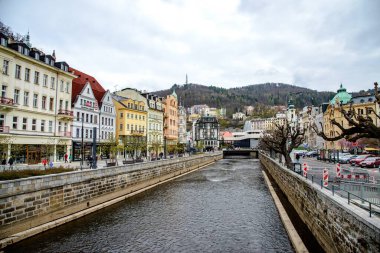 8 Nisan 2017: Karlovy Vary, Çek Cumhuriyeti. Bulutlu gökyüzü.