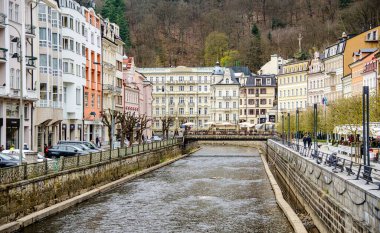 8 Nisan 2017: Karlovy Vary, Çek Cumhuriyeti. Bulutlu gökyüzü.