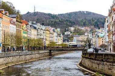 8 Nisan 2017: Karlovy Vary, Çek Cumhuriyeti. Bulutlu gökyüzü.
