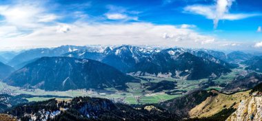 Bayrischzell 'in Wendelstein Dağı' ndan Bavyera Alpleri 'ne bakan panorama manzarası. Bayern (Bavyera), Almanya.