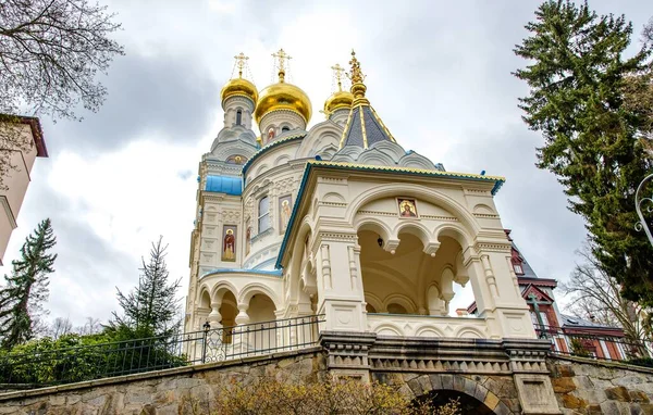 8 Nisan 2017: Karlovy Vary, Çek Cumhuriyeti. Gökyüzü bulutlu Ortodoks Kilisesi.