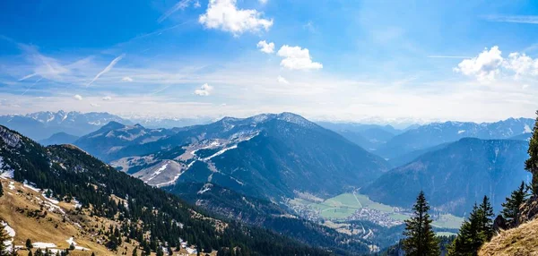 バイエルンのアルプスでBayrischzellによってWendelstein山からのパノラマビュー ドイツのバイエルン州 バイエルン州 — ストック写真