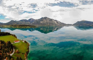 Walchensee Gölü 'nde Idyllic 360 Panorama manzarası Herzogstein Dağı' nın zirvesi, dağların tepesi, sonbaharda mavi gökyüzü, bulutlar. Bayern, Bavyera, Almanya, Avusturya sınırına yakın, Tyrol