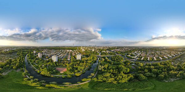 Вид на европейский финансовый центр Франкфурт-на-Майне весной. Голубое небо, облака, зеленые деревья. Гессен, Германия.