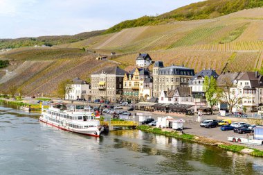 - Sekiz. Mai 2021: Bernkastel-Kues. Moselle, Mosel nehri üzerinde güzel tarihi bir kasaba. Bir tepede Burgruine Landshut şatosu olan şehir manzarası. Rhineland-Palatinate, Almanya, Trier & Koblenz arasında