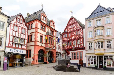 - Sekiz. Mai 2021: Bernkastel-Kues. Moselle 'de güzel bir kasaba, Mosel nehri. Pazar yerindeki renkli yarı keresteli evler, belediye binası (Rathaus). Rhineland-Palatinate, Almanya, Trier & Koblenz arasında