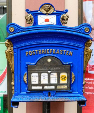 - Sekiz. Mai 2021: Bernkastel-Kues. Moselle, Mosel nehri üzerinde güzel tarihi bir kasaba. Eski mavi posta kutusu, Briefkasten, Postbriefkasten pazar yerinde. Rhineland-Palatinate, Almanya