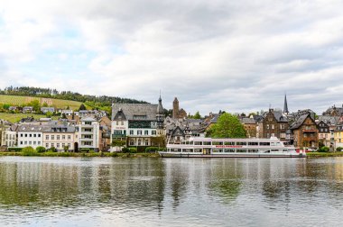 - Sekiz. Mai 2021: Traben-Trarbach am Mosel. Romantik Moselle nehri üzerindeki güzel tarihi kasaba. Gemi, kilise, tepe. Rhineland-Palatinate, Almanya, Trier & Koblenz arasında