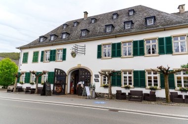 - Sekiz. Mai 2021: Trittenheim. Romantik Moselle, Mosel nehri üzerindeki güzel tarihi kasaba. Rhineland-Palatinate, Almanya, Trier & Koblenz arasında