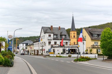 - Sekiz. Mai 2021: Trittenheim. Romantik Moselle, Mosel nehri üzerindeki güzel tarihi kasaba. Rhineland-Palatinate, Almanya, Trier & Koblenz arasında