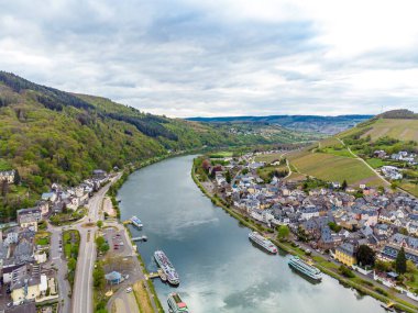 Traben-Trarbach 'ta hava manzarası. Romantik Moselle, Mosel nehri üzerindeki güzel tarihi kasaba. Rhineland-Palatinate, Almanya, Trier ve Koblenz arasında