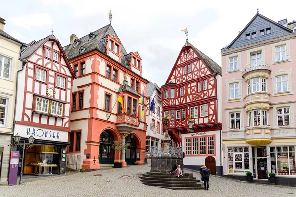 - Sekiz. Mai 2021: Bernkastel-Kues. Moselle 'de güzel bir kasaba, Mosel nehri. Pazar yerindeki renkli yarı keresteli evler, belediye binası (Rathaus). Rhineland-Palatinate, Almanya, Trier & Koblenz arasında