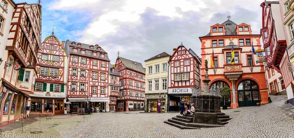- Sekiz. Mai 2021: Bernkastel-Kues. Moselle 'de güzel bir kasaba, Mosel nehri. Pazar yerindeki renkli yarı keresteli evler, belediye binası (Rathaus). Rhineland-Palatinate, Almanya, Trier & Koblenz arasında