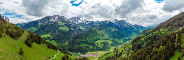 Alp dağlarına, yeşil tarlalara, Jaun 'un bulutlu gökyüzüne, Jaunpass' a bak. Canton Fribourg, Bulle yakınlarındaki Freiburg, Bern, Thun. Turist yürüyüşü için iyi bir yol. İsviçre