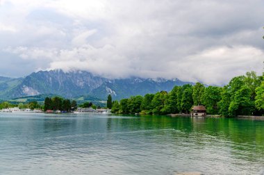 Thun Gölü 'ne (Thunersee, Thuner See), Alp dağlarına bak. Thun, İsviçre.