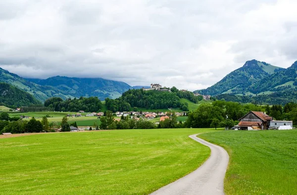 アルプスの山 緑のフィールドで見るブル カントンフリブール ベルン近くのフライブルク 城Greerz良いハイキング観光の道 スイス — ストック写真