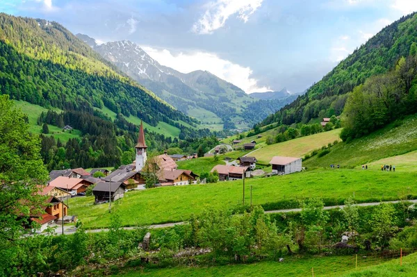 Vista Sobre Montanhas Alpes Campos Verdes Céu Nublado Igreja Por — Fotografia de Stock