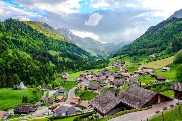 Alp dağlarına, yeşil tarlalara, bulutlu gökyüzüne Jaun Kilisesi 'ne, Jaunpass' a bak. Canton Fribourg, Bulle yakınlarındaki Freiburg, Bern, Thun. Turist yürüyüşü için iyi bir yol. İsviçre