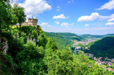 Dağın tepesinde köprüsü olan romantik şato Schloss Lichtenstein. Baden-Wurttemberg, Almanya
