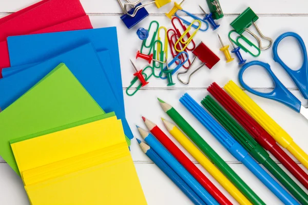 Écoles colorées requises sur un bureau — Photo