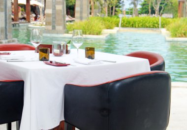 havuz kenarında yemek masası