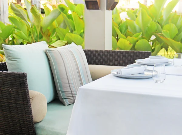 Mesa en el restaurante terraza de verano — Foto de Stock