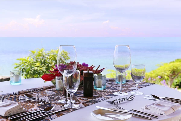 Bord i restaurangen på havet bakgrund Stockbild