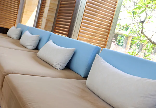 Modern oturma odası tasarımı ile kanepe — Stok fotoğraf