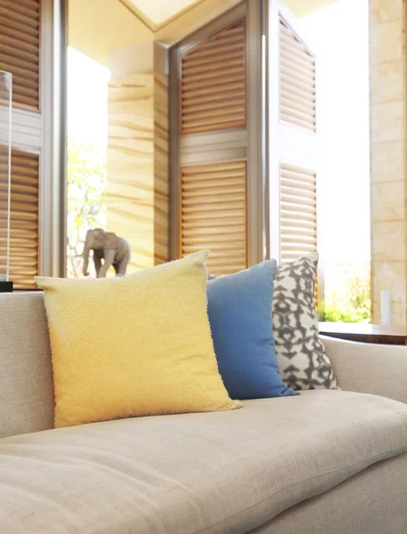 Ontwerp van moderne woonkamer met sofa — Stockfoto