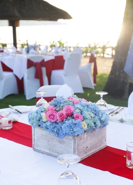 Прикрашений весільний стіл на рецепції пляжний курорт — стокове фото