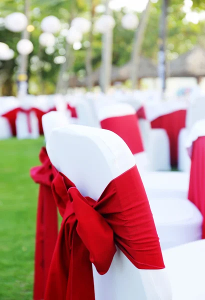 Decorated wedding table on a green lawn — Stock Photo, Image