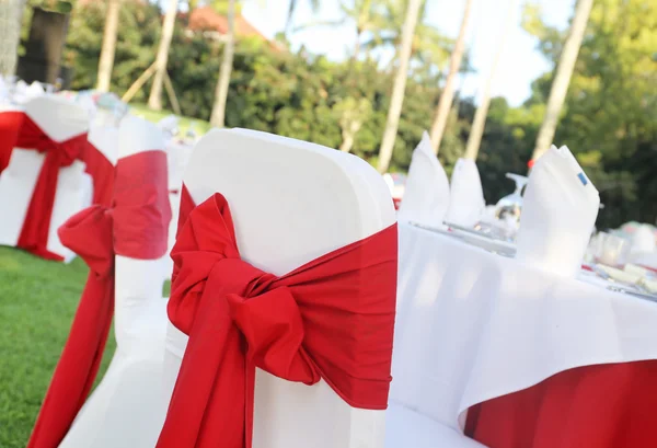 Düğün masa yeşil çim üzerinde dekore edilmiş