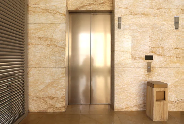 Modern elevator in a commercial building — Stock Photo, Image