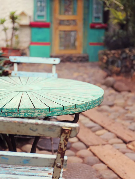 Mesa no restaurante terraço verão. Foco seletivo, filtro vintage — Fotografia de Stock