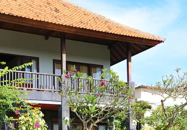 Hermosa casa con balcón — Foto de Stock