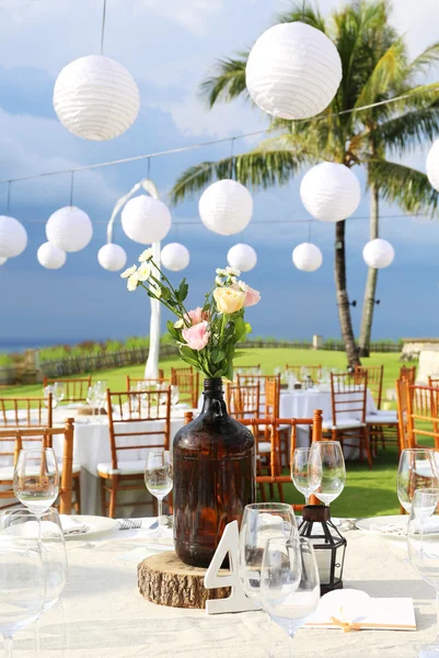 Прикрашений весільний стіл на рецепції пляжний курорт — стокове фото