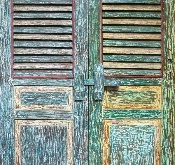 Vieja puerta de madera en africa — Foto de stock © apolobay #87026972
